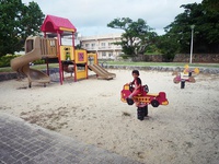 沖縄の公園めぐり！宜野湾市宇地泊にある『ガジュマル児童公園 』看板のない公園の数少ない遊具を貸切状態で遊びまくる