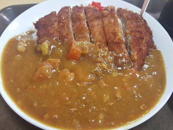 カレー食べ歩き 浦添市城間にある 我如古そば 食堂並みにメニューのある沖縄そば専門店のカツカレーをおいしくいただく マエダマエダの食べ歩き D