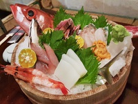 居酒屋飲み歩き！那覇市若狭にある『居酒屋ぐるくん』建物から船が突き出て店内に生簀もある居酒屋で新鮮な海の幸を堪能