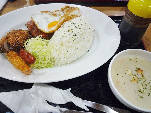 食堂食べ歩き 那覇市前島にある 大衆食堂 いかり屋 超 気になっていた食堂のミックスフライ定食をおいしくいただく マエダマエダの食べ歩き D