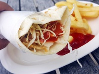 ケバブ食べ歩き！ウミカジテラス内にある『Tony KEBAB』ランチ訪問でラップタイプのケバブセットをおいしくいただく