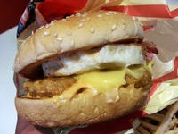 ハンバーガー食べ歩き！マックの限定商品『チキン月見北海道チーズ』マック食べに行ったらドナルドに遭遇し記念撮影してきた