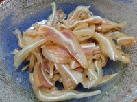 コンビニのおつまみ！伊藤ハムから出ている通ごのみ 沖縄の海水塩仕立てミミガー からし酢味噌たれ付きって意外にいける