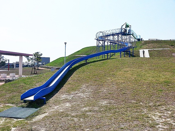 沖繩【中城村南上原】有著藍色超長溜滑梯的「南上原系蒲公園」～屁股痛也要玩！
