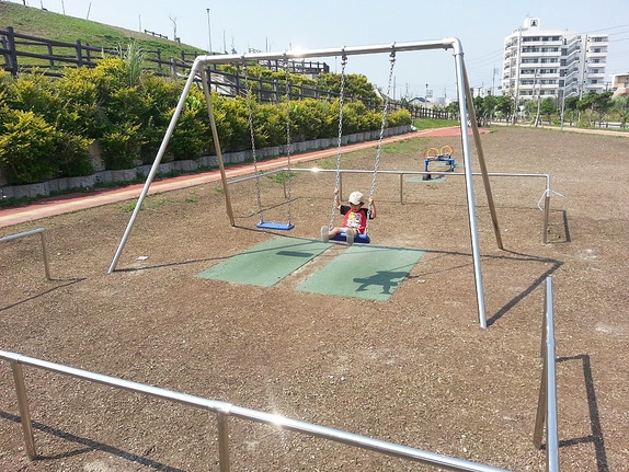 沖縄の公園めぐり！中城村南上原にある『南上原糸蒲公園』今年出来たばかりの新しい公園のローラーすべり台を滑りまくる