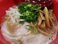 おいしいラーメン屋『麺や偶 もとなり 牧港店』夜な夜な訪問してトッピング3つ選べる三骨もっさんらーめんを食べてみる