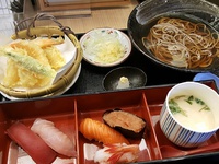 寿司屋食べ歩き！浦添市西原にある『北海道直送 彩皿寿司なかなか』ランチ訪問で天ぷらと寿司のセットのをおいしくいただく