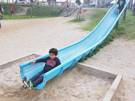 沖縄の公園めぐり 豊見城市豊崎にある 豊崎にじ 公園 色々なコンビネーション遊具が沢山の人気の公園で楽しく遊んできました マエダマエダの食べ歩き D