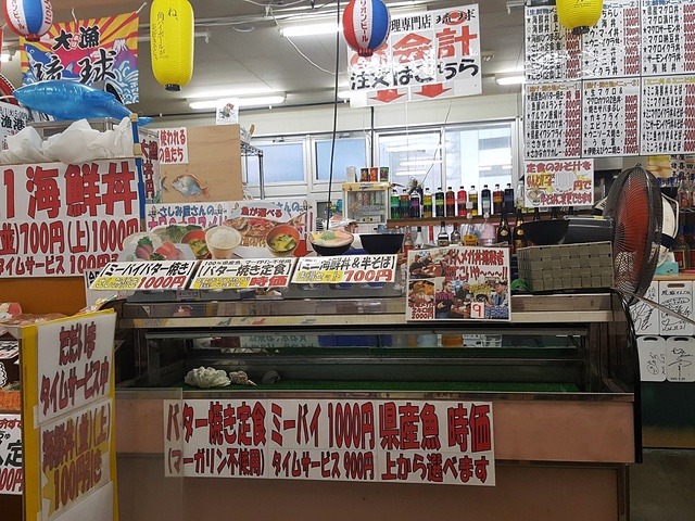 鮮魚と魚の唐揚げ 琉球 注文口カウンター