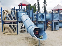 沖縄の公園めぐり！糸満市西崎にある『西崎親水公園』水遊びのゾーンAエリアのコンビネーション遊具で遊びまくりの大満足