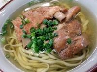 沖縄そば食べ歩き！浦添市前田にある『玉家 前田店』超久しぶりの訪問で本ソーキ入りのソーキそばといなりを食べる