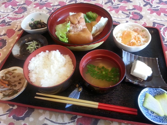 食堂食べ歩き 北中城村大城にある お食事処 峠の茶屋 クチコミで大人気のコラーゲンたっぷりてびち煮付けを食べる マエダマエダの食べ歩き D
