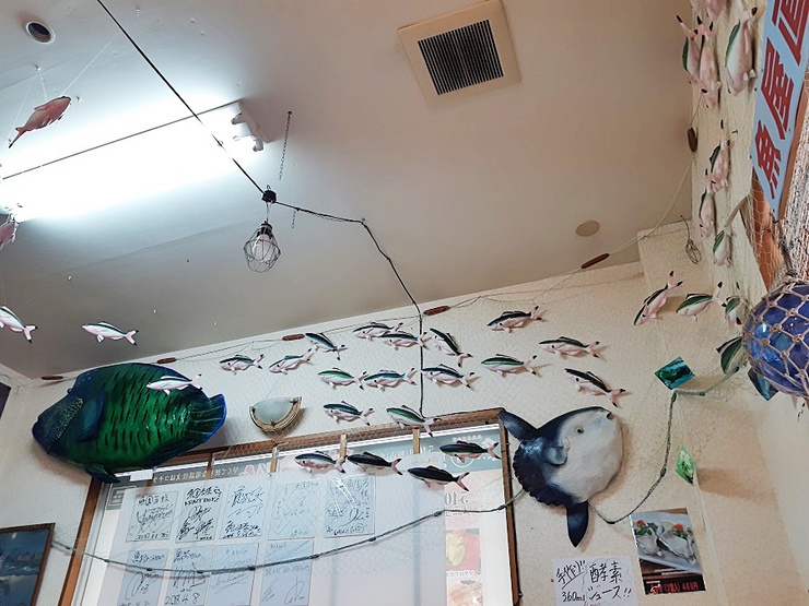 魚屋直営食堂 魚まる 壁 魚