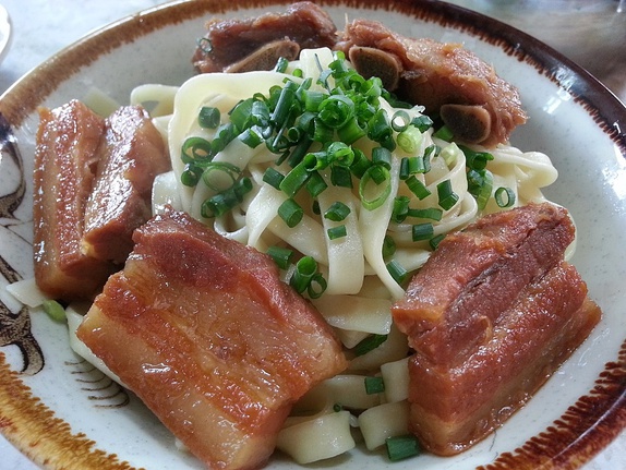 沖縄そば食べ歩き 名護市城にある 八重食堂 やかんで注いだスープで三枚肉とソーキの入ったお得なミックスそばを食べる マエダマエダの食べ歩き D