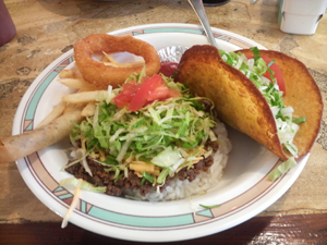 沖縄でタコライスがうまいお店 Tacos Ya タコス屋 タコスヤプレートはひとつで色々なメニュー が楽しめてとってもお得 マエダマエダの食べ歩き D