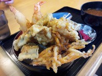 天丼食べ歩き！浦添市牧港漁港内にある『海鮮食堂 太陽（てぃーだ）』このボリューム満点の天丼はおすすめです