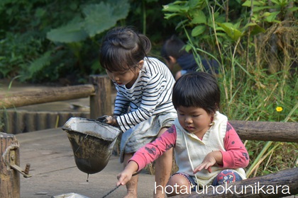 ホタル館で泥んこになる小さな子ども達