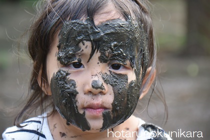 ホタル館で泥んこになる小さな子ども達
