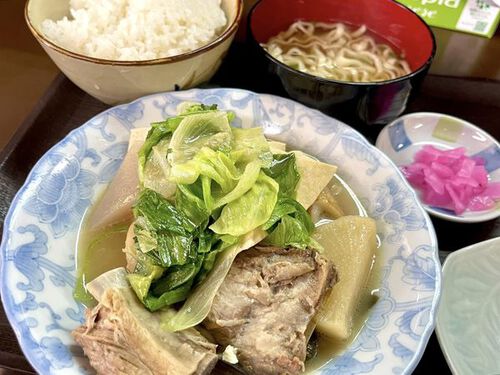 今日のランチは浦添市役所近く大衆食堂 寿恵味で沖縄そば付き！煮つけ定食♪