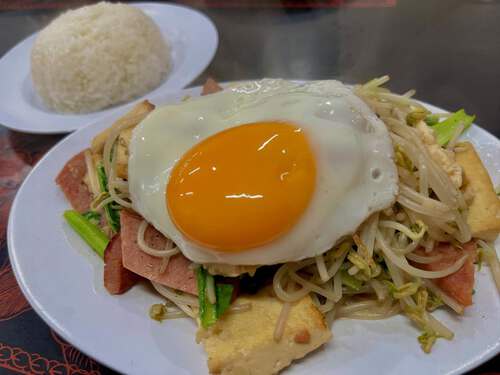 今日のランチはコザのハイウェイドライブイン＠クリームスープ付き トーフチャンプルー定食！