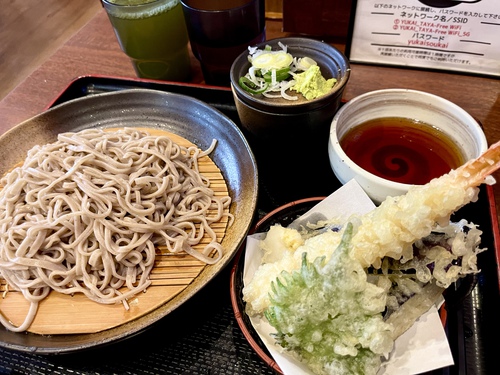 今日のランチは温泉食堂ねむの季で、天ぷらせいろ月見野そば！