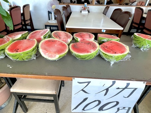 ヤンバルのスイカが100円ってバカですか！？@うるま市与那城屋慶名かね食堂！
