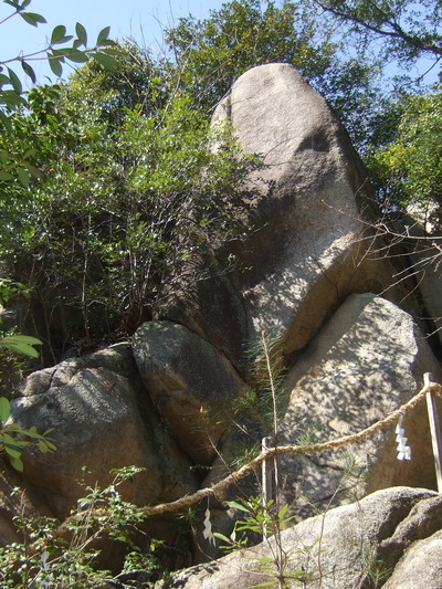 越木岩神社の甑岩：甲山南麓の磐座