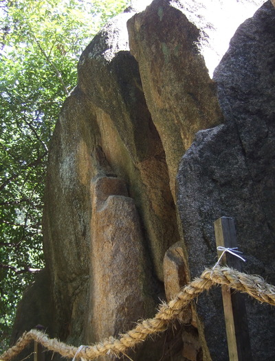 越木岩神社の甑岩：甲山南麓の磐座