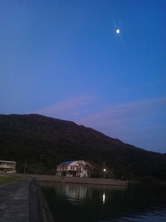 太陽と月と海