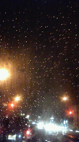 雨の夜と月の光。