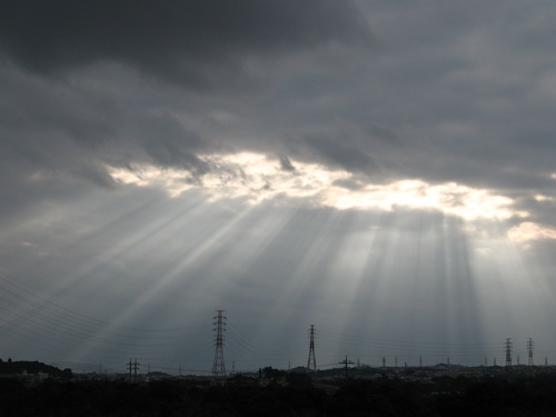 鉛色の空に光の梯子 雲の流れ