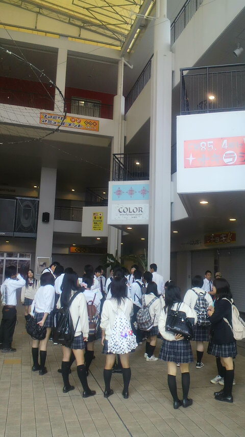 Mr スティービーのkoza薄笑ブログ 京都府立八幡高校の修学旅行コザ体験スタート