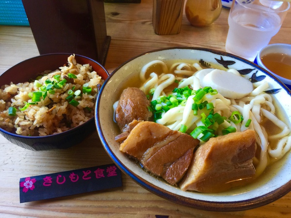 八重岳の桜と沖縄そば in きしもと食堂八重岳店