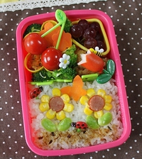 夏キャラ弁当　ひまわり　とうもろこし