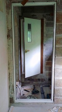 風呂の折り戸とトイレ扉