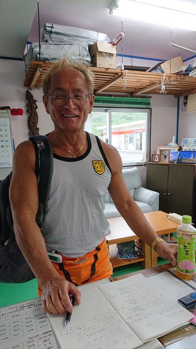 シロミスジ