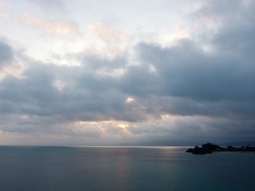 今朝の雲と海