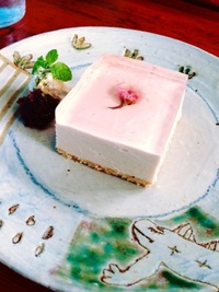 桜のちーずけーきを恐竜食べる 2013/03/17 01:09:51